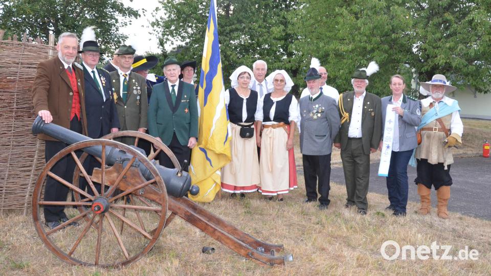 Beide Patenvereine beim Böllern. Bild: Kunz
