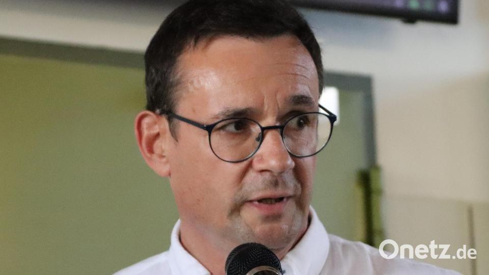 Berthold Kilian, Geschäftsführer der Zwieseler Firma Fire &amp; Safety Kilian, wünschte den Rettungskräften wenig Einsatzstunden, aber viele Übungsstunden. Bild: mfh