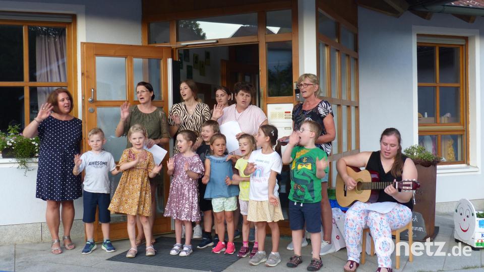 Veronika Hirmer begleitet die Kleinen auf ihrer Gitarre beim Abschiedslied, bei vor sie einzeln entlassen werden. Bild: sl