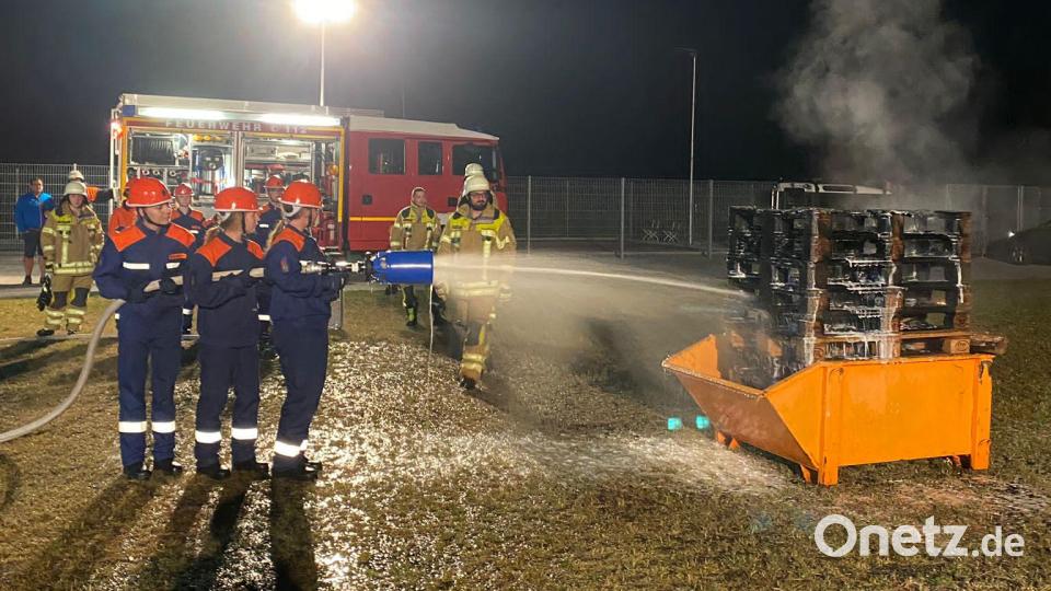 Einsatz nachts um vier und dieses Mal echtes Feuer: Mit Löschschaum machen drei Mädchen den Flammen den Gar aus. Bild: kki
