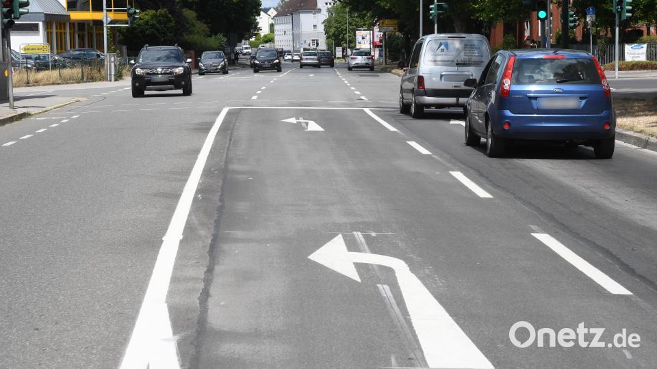 2021 war der Rotkreuzplatz noch die unfallträchtigste Kreuzung Weidens. Seitdem Linksabbieger (Richtung Zur Centralwerkstätte) aber eine eigene Spur haben, kam es zu keiner Karambolage mehr. Bild: Gabi Schönberger