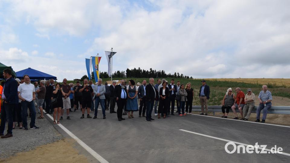 Seit Mittwochmittag läuft der Verkehr über die neue Ortsumgehung von Plößberg. Die Trasse bietet Verbesserungen in vielerlei Hinsicht. Bild: szl