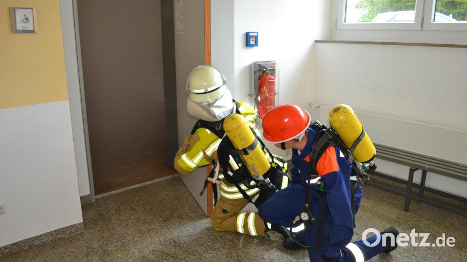 Im Werkraum der Schule werden Schüler vermisst . Mit Atemschutzmasken bergen die jungen Feuerwehrleute die verletzten Kinder. Bild: kki