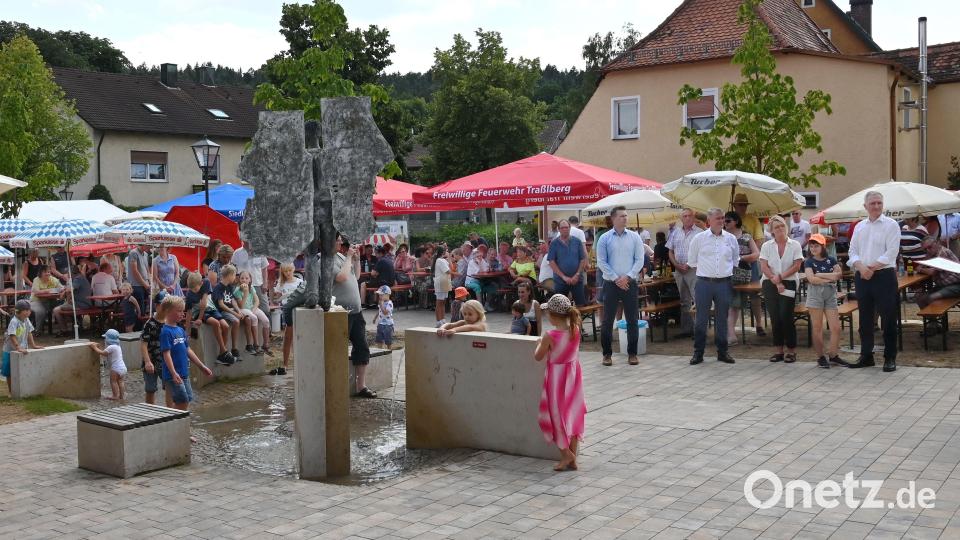 Kaum freie Plätze gab es am neuen Poppenrichter Dorfplatz, als Dominik Mitterer und Daniel Götzfried (rechts) Gottes Segen für „diesen Ort der friedlichen Begegnung“ erbaten. Das Bild zeigt weiter (von rechts) MdL Harald Schwartz, Hanna Regina Uber, 1. Bürgermeister Hermann Böhm, Baurat Steffen Hauser und SPD-Gemeinderat Rudolf Kordein. Bild: gf