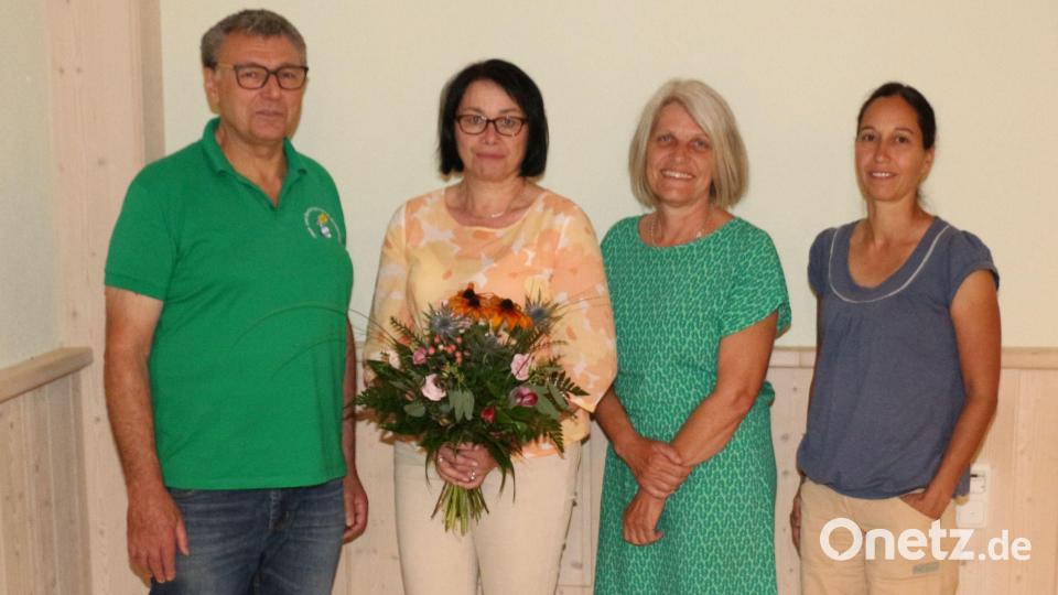 Josef Häckl (von links) bedankt sich bei der scheidenden Schriftführerin Monika Schreyer-Herr für 28 Jahre Engagement in der Vereinsleitung. Isolde Schraml und Katharina Hage scheiden ebenfalls aus dem Vorstand aus. Bild: rpp
