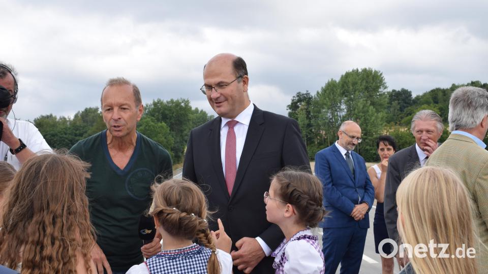 Finanzminister Albert Füracker bedankte sich bei den Kindern für die Hilfe beim Durchschneiden des Bandes. Bild: szl