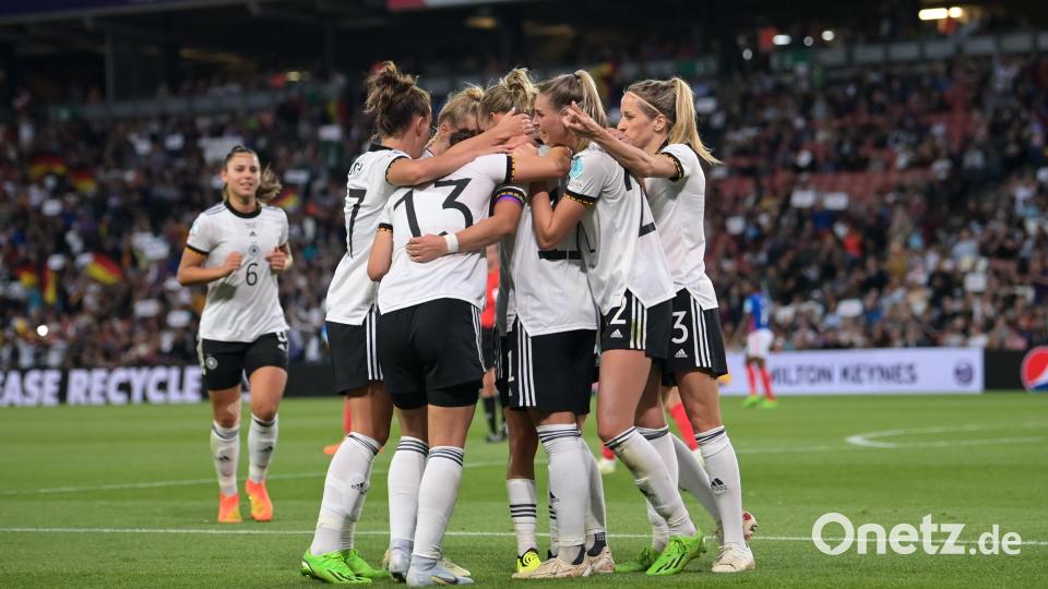 Deutschlands Spielerinnen bejubeln das Tor zum 1:0. Bild: Sebastian Gollnow/dpa