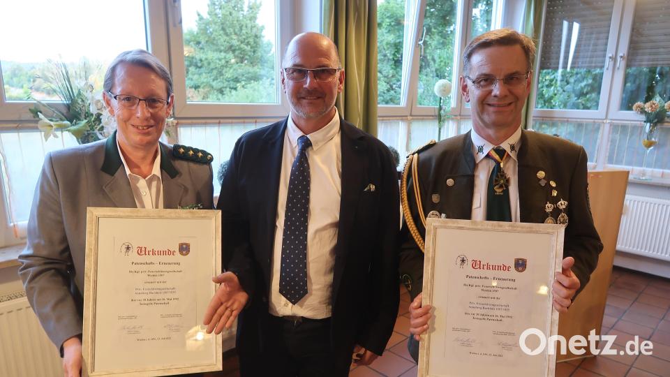 Claudia Glaubitz (Feuerschützen), Bürgermeister Thomas Proksch und Frank Haustein (Freischützen) unterzeichnen die Erneuerungsurkunden ihrer Patenschaft. Bild: Kunz
