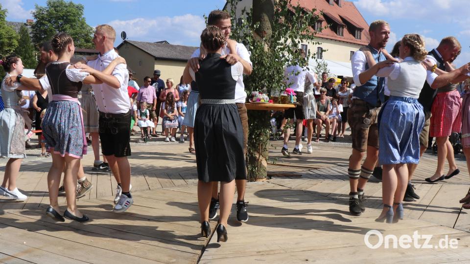 Die Tanzeinlagen der Sorghofer Kirwapaare kamen gut an. Auch dank der Kirwamusikanten Alexander Irlbacher, unterstützt von Simon und Dominik Seidl. Bild: Willi Ertl
