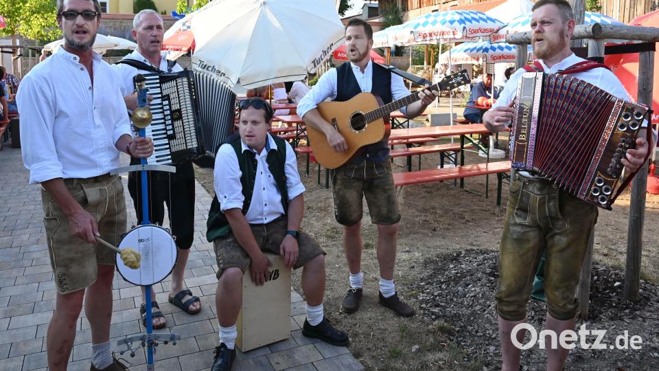 Für zünftige Stimmungsmusik beim abendlichen Dämmerschoppen sorgten die Weidahaisboum aus Traßlberg. Bild: gf