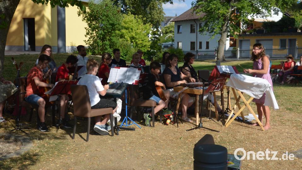 Zitherclubmusikanten musizieren mit Hackbrett, Zither, Gitarre und Akkordeon bei traumhaftem Wetter im schattigen Plätzchen. Bild: ban