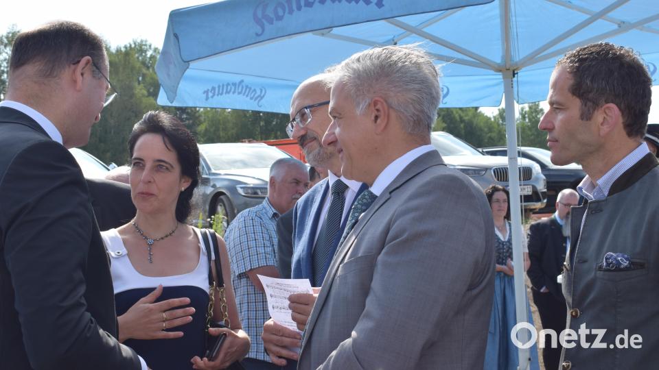Finanzminister Albert Füracker (links) unterhält sich mit dem stellvertretenden Pilsener Bezirkshauptmann Pavel Čížek, dessen Arbeitsschwerpunkt der Verkehr ist (Dritter von links). Bild: szl