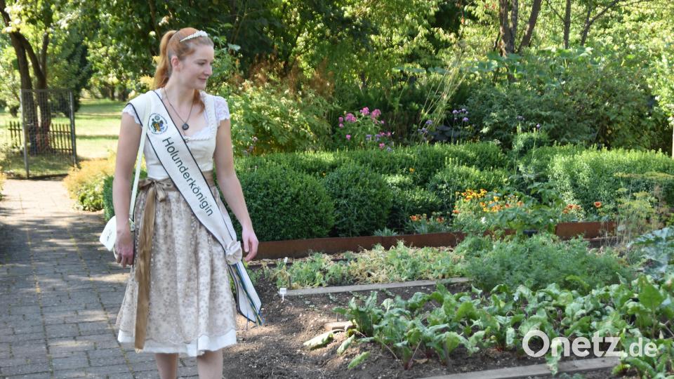Holunderkönigin Monika Bernhard streift durch den Gemüse- Bereich des Schau- und Lehrgartens. Bild: hcz