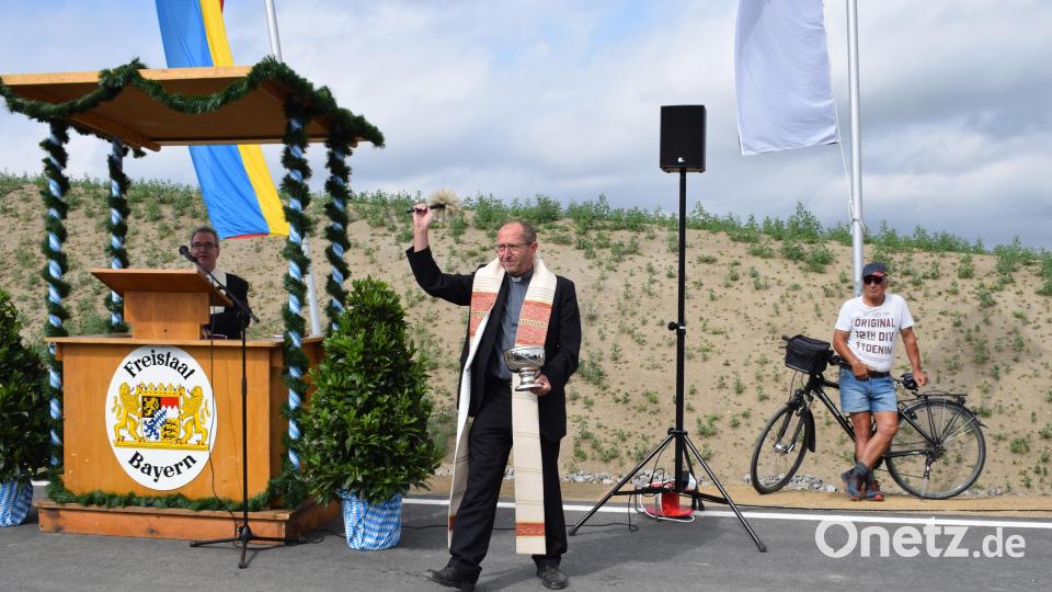 Pfarrer Thomas Thiermann und Pfarrer Klaus Weber (hinten) segneten die Umgehung und wünschten „Gute Fahrt“. Bild: szl