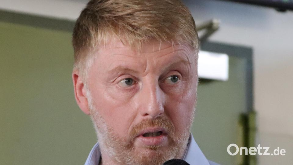 Kommandant Jürgen Schloß ließ das Projekt Rüstwagen noch einmal Revue passieren. Bild: mfh