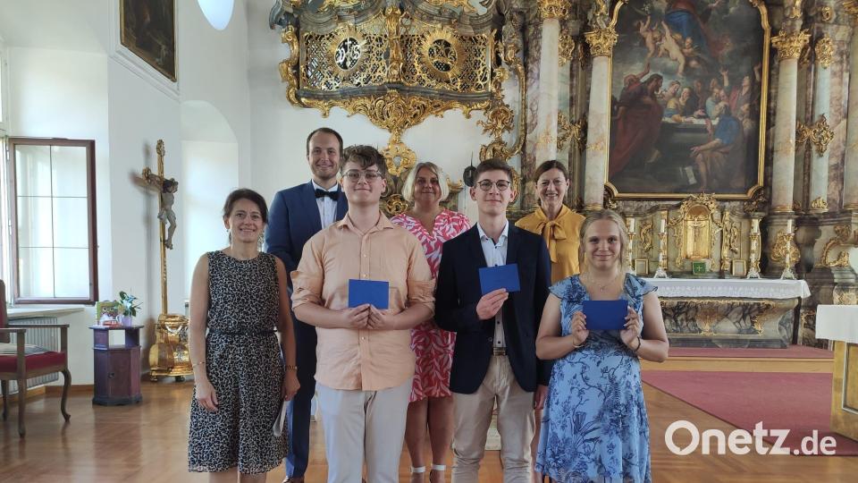 Die besten Absolventen der 10. Jahrgangsstufe: hintere Reihe (von links) Lehrer Alexander Kramer und Maria Treml-Paskowski, Konrektorin Michaela Cordts; vordere Reihe (von links): Lehrerin Isabella Geiger, Joel Plep (1,78), Simon Schönfelder (1,44), Larissa Kalkschmid (1,78). Bild: Nicole Graßer/exb