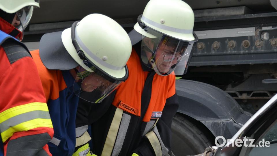 Die Schirmitzer Jugend setzte den Rettungsspreizer an. um einen Verletzten zu bergen. Bild: kki
