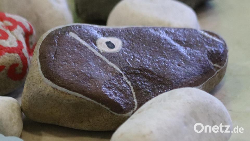 Steine kennzeichneten symbolisch den Weg der Schüler bis zum Gipfel am Tag der Zeugnisübergabe. So mancher Stein zeigte ein ausgesprochen künstlerisches Talent. Bild: mfh