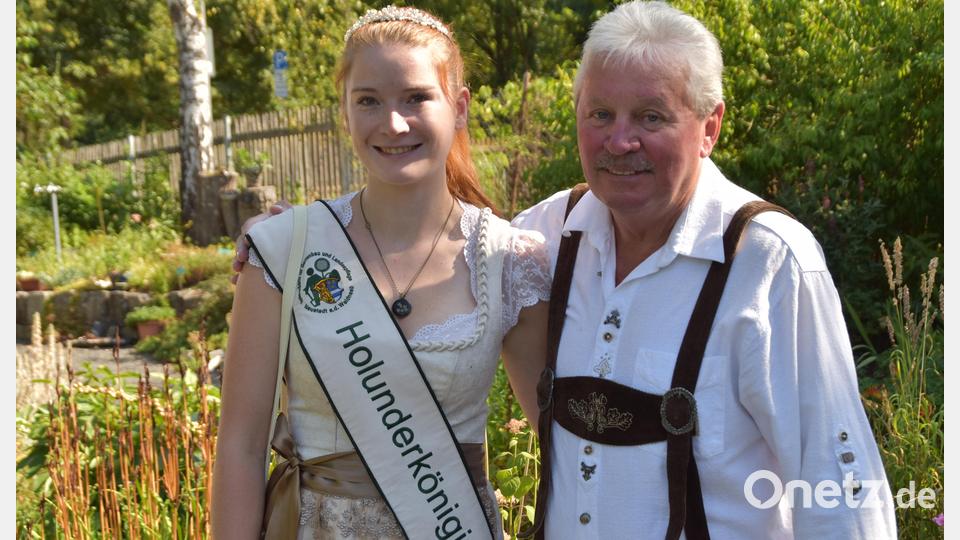 Holunderkönigin Monika Bernhard und Stadtrat Hans Forster verstanden sich als Gartenfreunde auf Anhieb. Bild: hcz