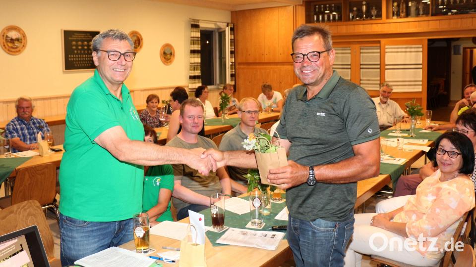 OGV Vorsitzender Josef Häckl (links) bedankte sich bei Kreisfachberater Harald Schlöger für dessen wertvolle Tipps, um die Trockenheit im eigenen Garten besser zu bewältigen. Bild: rpp