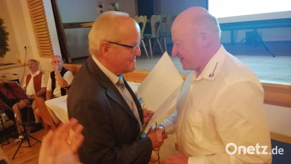 BFV-Kreisvorsitzender Siegfried Tabbert (links) überreichte Hubert Mark (rechts) die DFB-Sonderehrung. Bild: DJK Falkenberg/exb