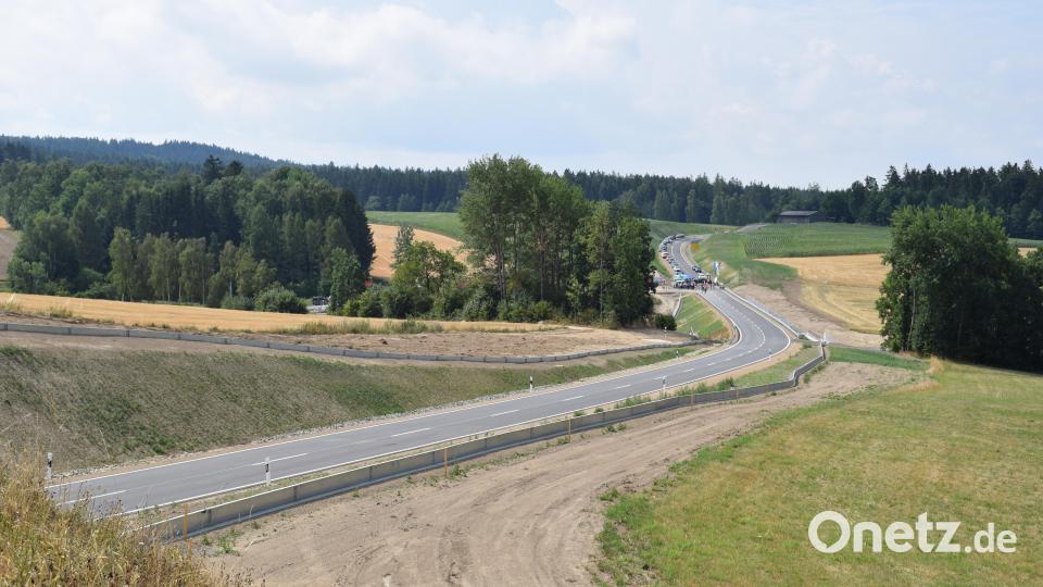 Nachdem die Mitarbeiter des Straßenbauamts die Sperren und Umleitungshinweise entfernt hatten, durften gegen 12.30 Uhr die ersten Lastwagen und Autos auf die Strecke. Bild: szl