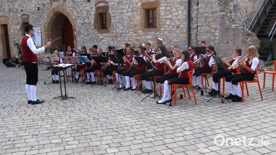 Das Nachwuchsorchester des Musikvereins unter Leitung von Florian Schertl fungiert quasi als Vorband und erntet großes Lob. Bild: rha