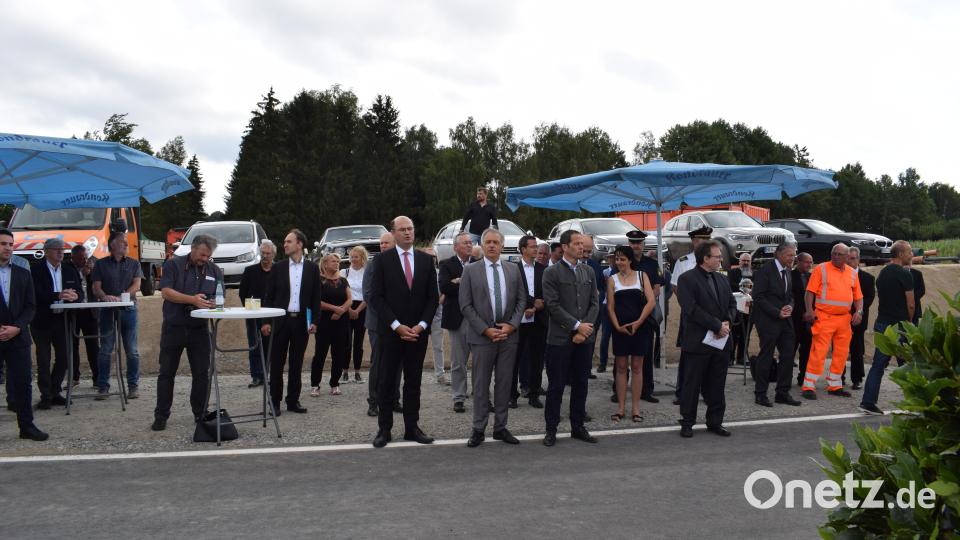 Die Ehrengäste bei der Verkehrsfreigabe der Ortsumgehung Plößberg. Bild: szl