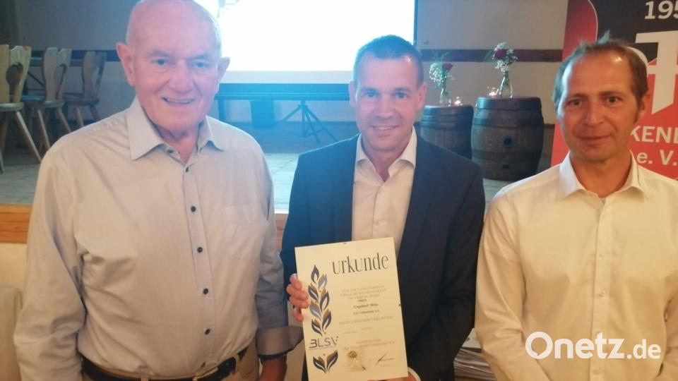 Gründungsmitglied Engelbert Weis (links) erhielt eine Ehrenurkunde für 70 Jahre Mitgliedschaft von BLSV-Kreisvorsitzendem Andreas Malzer (Mitte) und DJK-Vorsitzendem Wolfgang Knoll (rechts). Bild: DJK Falkenberg/exb