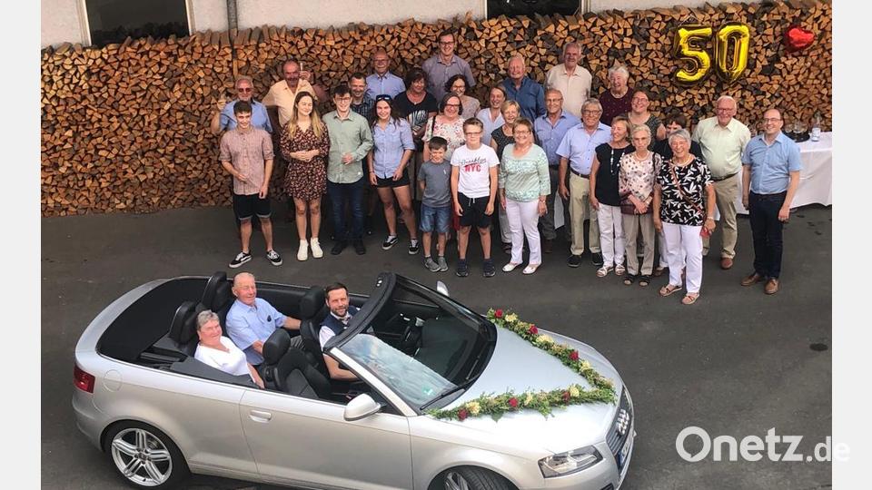 Im Kreise der Familie feierten Anni und Michael Gleißner (auf dem Rücksitz) ihre goldene Hochzeit. Nach dem Sektempfang im Hof ging es im geschmückten Brautauto zur Feier in den Hotelgasthof Igl. Bild: szl