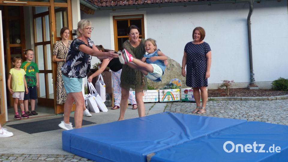 Kindergartenleiterin Anita Wittmann (rechts) beobachtet mit einem lachenden und weinenden Auge den Abschied ihrer Zöglinge. Bild: sl