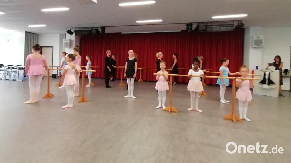 Die Ballett­klasse von Linda Chew zeigt am Stiftland-Gymnasium ihr Können. Bild: Tobias Böhm/exb