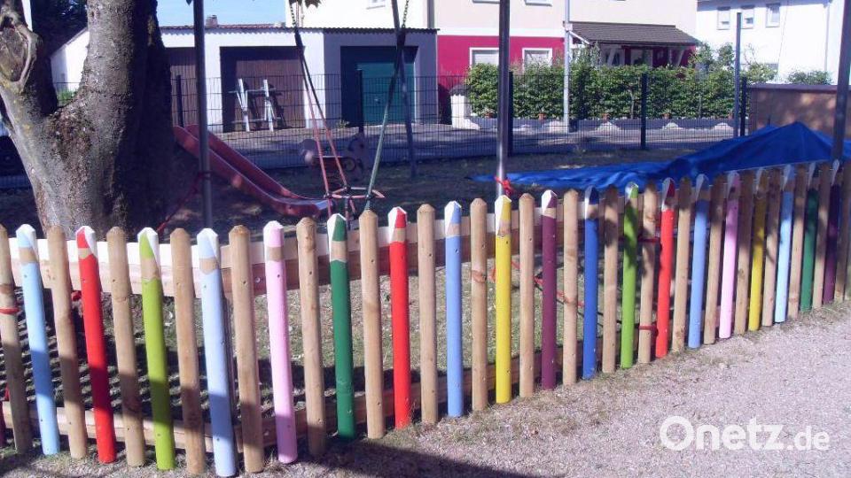 Das Ergebnis kann sich sehen lassen. Aus einem langweiligen Trennzaun wurde ein echter bunter Hingucker. Bild: rpp