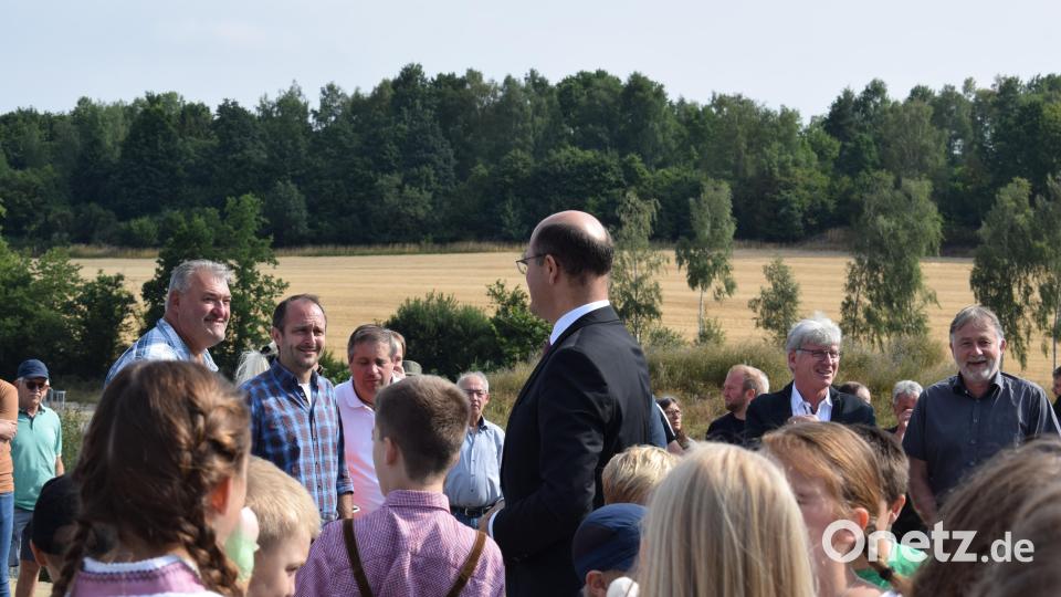 Noch vor dem offiziellen Teil unterhielt sich Albert Füracker mit den Anwohnern der Hauptstraße, für die die Umgehung eine enorme Entlastung ist. Bild: szl