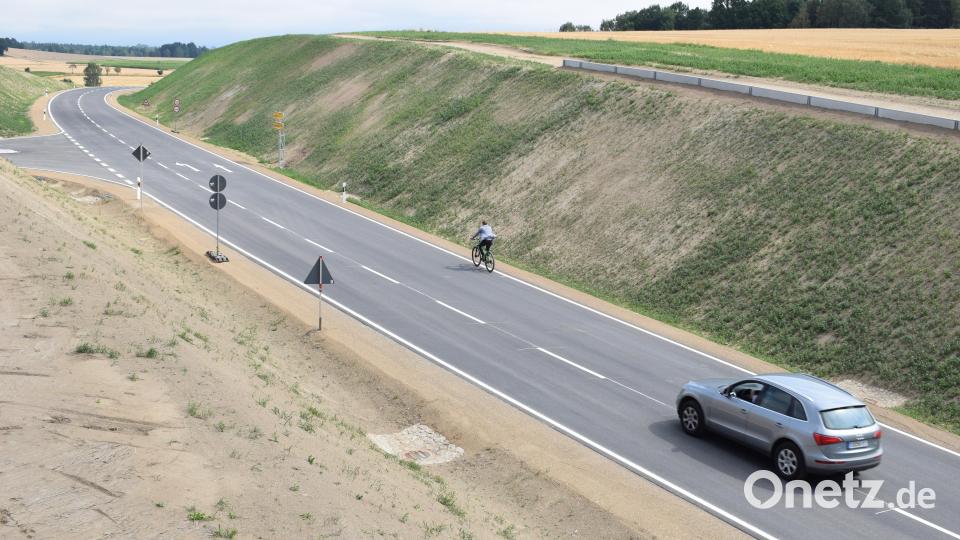 Nachdem die Mitarbeiter des Straßenbauamts die Sperren und Umleitungshinweise entfernt hatten, durften gegen 12.30 Uhr die ersten Lastwagen und Autos auf die Strecke. Bild: szl