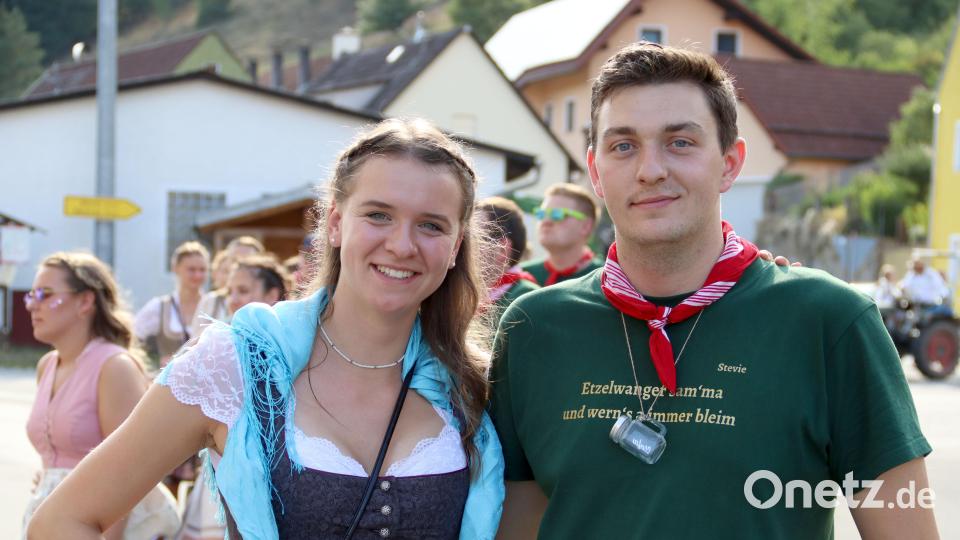 Nach 25 Minuten Austanzen stand es fest: Tina Kokott und Stefan Pesel sind das Oberkirwapaar beim 40. Jubiläum der Etzelwanger Kirwa. Bild: csk