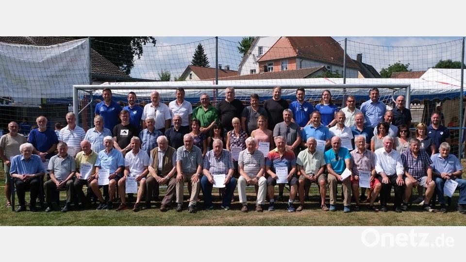 Beim Sommerfest des SVA steht auch die Ehrung langjähriger Mitglieder an. Da in den letzten Jahren keine Ehrungen stattfinden konnten, werden heuer Auszeichnungen von 2020, 2021 und 2022 zusammengelegt. Willi Führnrohr wird für unglaubliche 70 Jahre Mitgliedschaft beim SVA geehrt. Bild: Renate Hilburger/exb