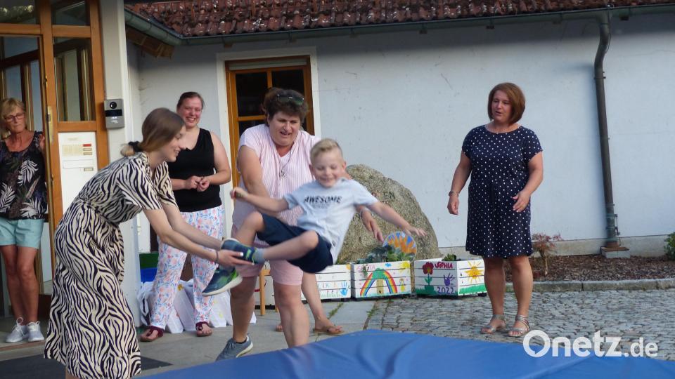 Mit Schwung werden Felix und die anderen sieben Kinder &quot;rausgeschmissen&quot;. Bild: sl