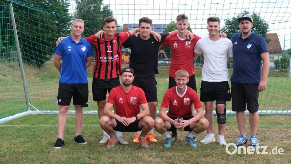 Das Elfmeterturnier ist ein Highlight beim Sommerfest des SV Altenstadt bei Vohenstrauß, (von links): Nikolas Haberkorn, in rot und schwarz die Gewinnermannschaft, Michael Hilburger (Schiedsrichter) und Sebastian Lehner. Bild: Renate Hilburger/exb