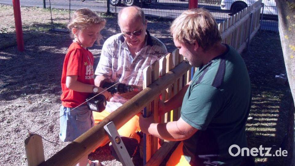 Kinder lernen durch Beobachtung, Ausprobieren und wiederholter Übung.
Beim Zaunbau waren sie begeistert dabei und zeigten den Eltern stolz, was sie geschafft hatten. Bild: rpp