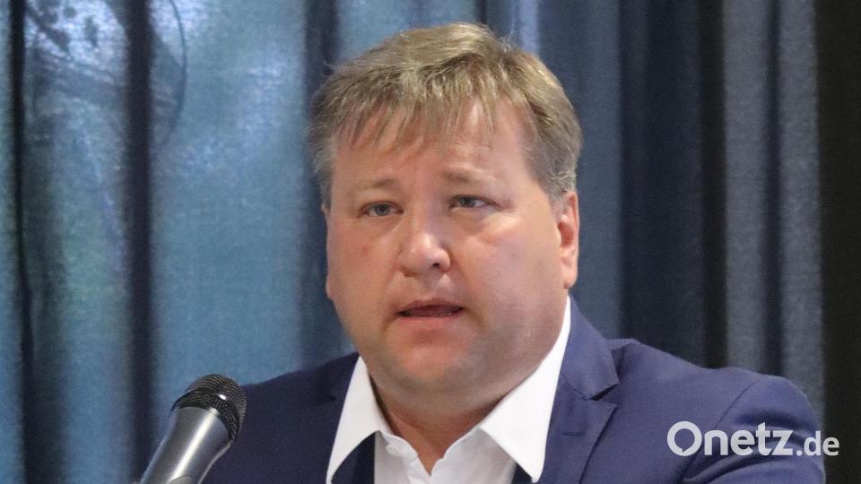 Der stellvertretende Landrat Stefan Braun sagte: „Arbeitgeber warten schon sehnsüchtig auf Sie, denn Sie haben einen Beruf gewählt, der dringend benötigt wird.“ Bild: mfh
