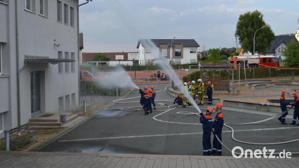 Es brennt an der Josef-Faltenbacher-Schule: Die Jugend beweist sich bei den Löscharbeiten. Bild: kki