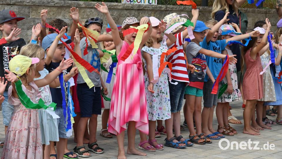 Die Kinder des Kindergartens St. Michael beteiligten sich ebenfalls an der Einweihungsfeier des neuen Poppenrichter Dorfplatzes. Bild: gf