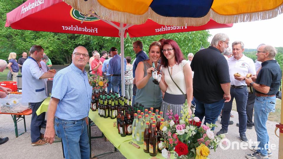 Bewirtet wurden die Besucher am Ehrentag von Helga Freifrau von Gemmingen-Hornberg an Verpflegungsständen vor dem Schloss. Bild: bsc