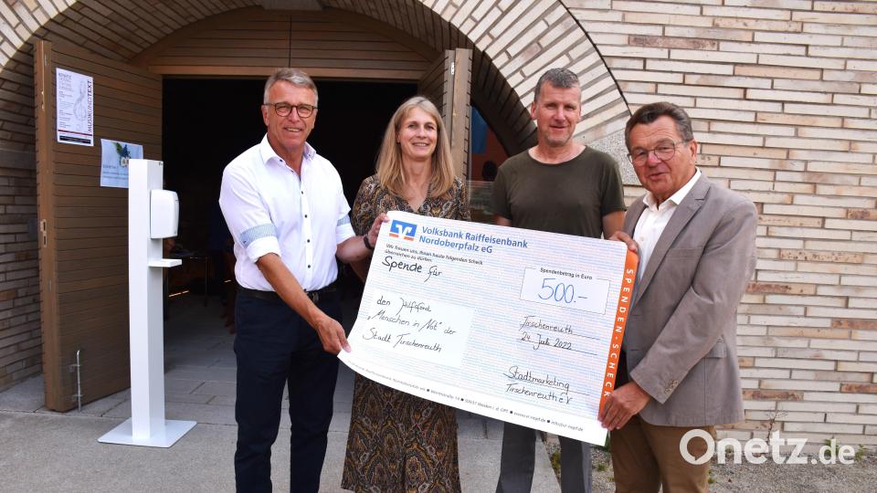 Für die Veranstaltung spendeten Bürgermeister Franz Stahl (links) und Max Schön vom Stadtmarketing (rechts) an Wolfgang Göldner (Zweiter von rechts) 500 Euro für gute Zwecke. Susanne Stich von der Touristinfo war für die Organisation verantwortlich. Bild: ubb