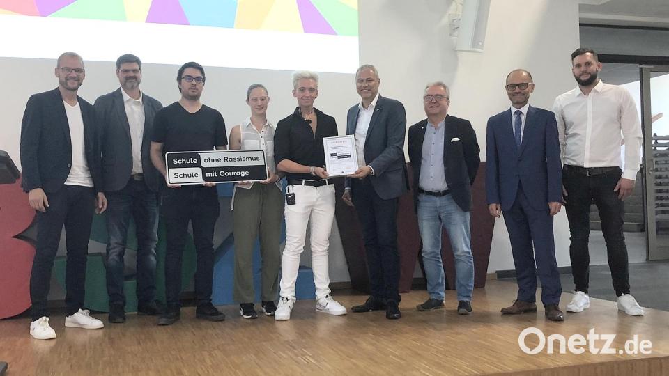 Das BSZ Wiesau freute sich über den Lohn der monatelangen Bemühungen. Im Bild (von links): Oberstudienrat Michael Heinzmann, Stellvertretender Leiter des BSZ Wolfgang Prebeck, die Schülersprecher Steven Bayerlein (Informatik-Campus), Lisa Marie Uhling (BSZ) und Fabio Gmeiner (Fachschule für Hotel- und Tourismusmanagement). Daneben: Stellvertretender Vorsitzender des Bezirksjugendrings Jürgen Preisinger, Bürgermeister und Vorsitzender des Berufsschulbeirates Toni Dutz (Wiesau), Stellvertretender Landrat Alfred Scheidler und Fachlehrer Bernd Fröhlich. Bild: wro