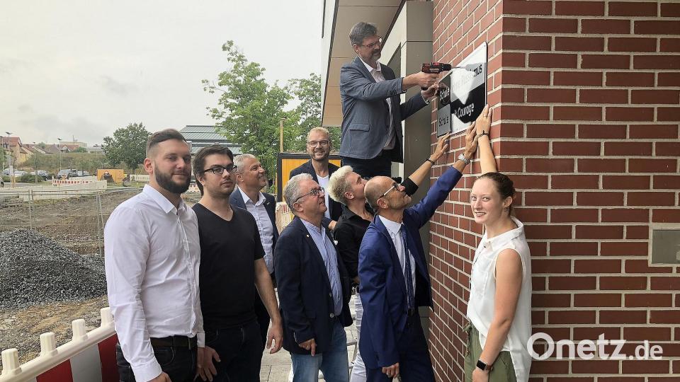 Nach dem Festakt folgte die Arbeit. Das Schild mit der Aufschrift „Schule ohne Rassismus, Schule mit Courage" wurde am Haupteingang befestigt. Als Handwerker am Akku-Schrauber betätigte sich der Stellvertretende Schulleiter des BSZ Wiesau, Wolfgang Prebeck. Bild: wro