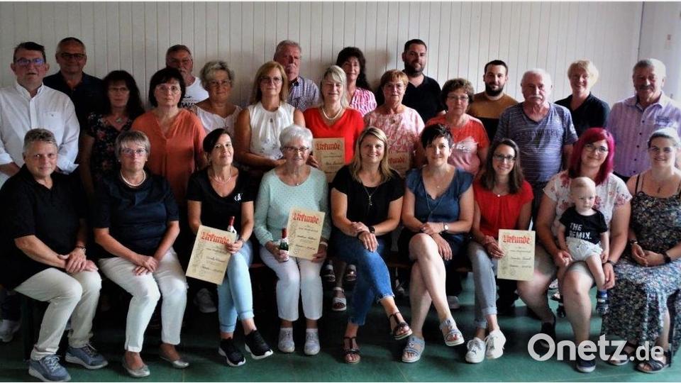 Den anwesenden langjährigen Mitgliedern, wurde zum Dank für die Treue eine Urkunde überreicht. Bürgermeister Hubert Kraus (hinten, Zweiter von links) freute sich über die vielen Ehrungen, die Vorsitzende Beate Sporrer (sitzend, Fünfte von links) überreichte. Bild: twg