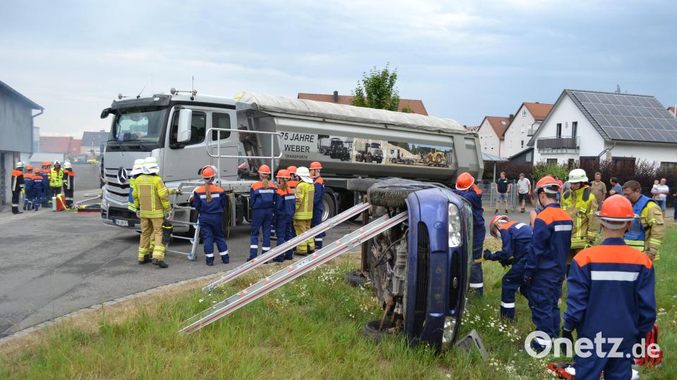 Ein großer Unfall ist in Schirmitz simuliert worden. Es gilt, die Verletzten zu bergen. Die jungen Feuerwehrleute müssen Autoscheiben aufsägen, der Rettungsspreizer kommt zum Einsatz. Bild: kki