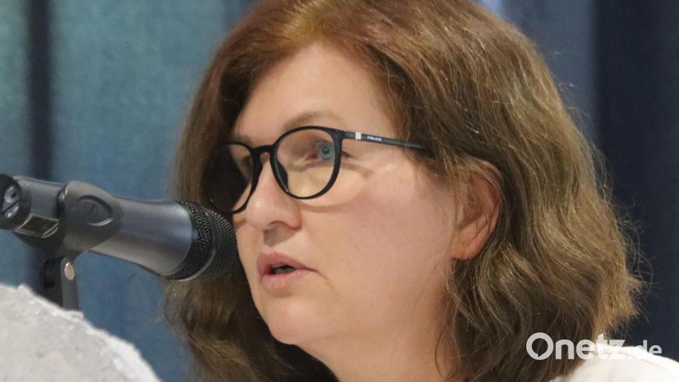 Oberstudiendirektorin Sabine Fersch griff das Thema des Eröffnungslieds &quot;Ins Wasser fällt ein Stein&quot; auf und zog Parallelen zu den Absolventen der Berufsfachsschulen. Bild: mfh